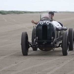 Aus den Unmengen an Hubraum mobilisiert das Fahrzeug 260 PS.(Bild:  Opel)