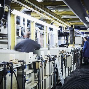 Fig.2: A peak into the turbomolecular pump production at Leybold in Cologne. 
