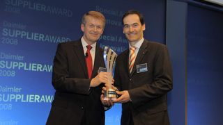 Dr. Thomas Weber, im Vorstand der Daimler AG verantwortlich für Konzernforschung und Entwicklung Mercedes-Benz Cars, übergibt Jens Bleher, Geschäftsführer Trumpf Laser- und Systemtechnik, den Special Award Innovation. (Archiv: Vogel Business Media)