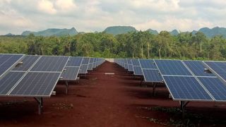 Die 18 MWp-Solaranlage in der Provinz Kanchanburi in Thailand umfasst schon 500 km der wasserdichten Solarleitungen von Lapp. (Lapp Gruppe)