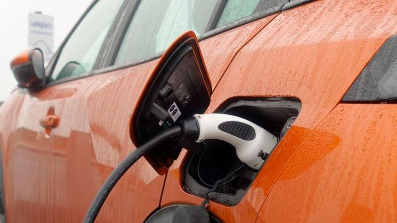 Der Ladestrom muss günstiger und die Preise transparenter werden, wenn der Hochlauf der Elektromobilität gelingen soll, darin sind sich die Branchenverbände einig. (Bild:  frei lizenziert /  Pixabay)