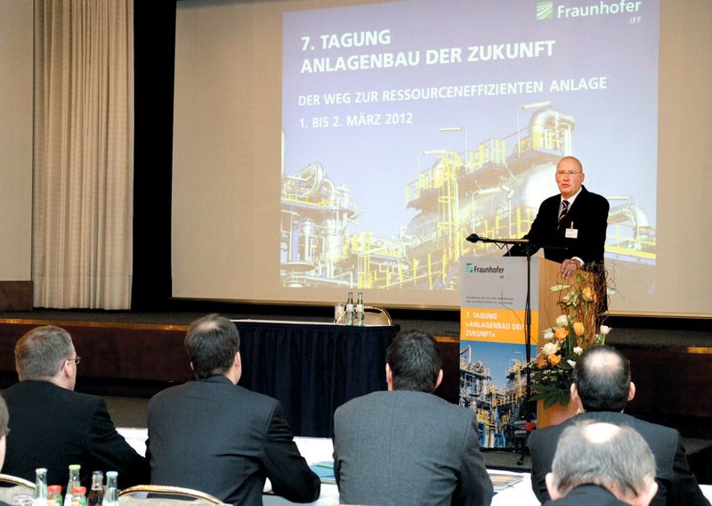Prof. Dr.-Ing. Michael Schenk, Leiter des Fraunhofer-Instituts für Fabrikbetrieb und -automatisierung IFF, eröffnete die Tagung mit einem Impulsvortrag. (Bilder: Fraunhofer IFF) (Archiv: Vogel Business Media)