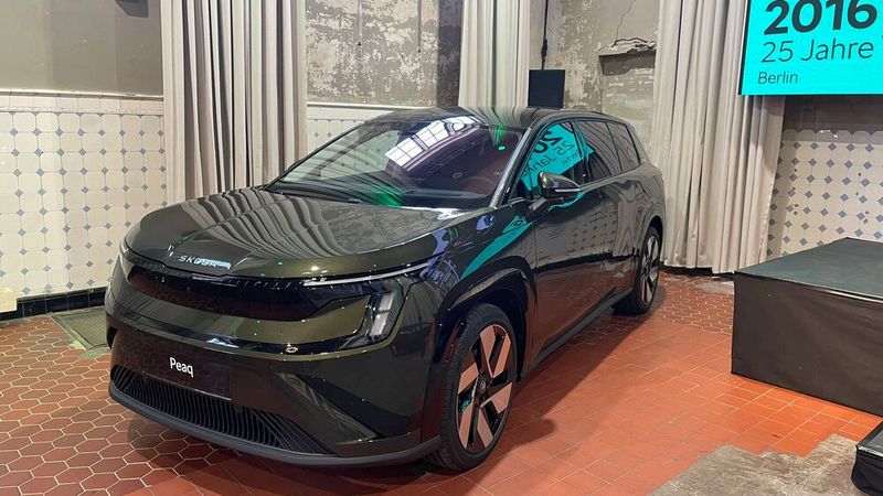 Skoda ist zugleich eine Traditionsmarke mit Zukunft, wie die neuen Modelle zeigen – im Bild der soeben in den Schauräumen vorgestellte elektrische Peaq. (Bild: Grimm – VCG)
