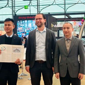 Chefredakteur von MM MaschinenMarkt Benedikt Hofmann besucht den Messestand von Wanshsin Seikou auf der SPS 2026 (v.l. Harry He - Director Overseas Department, Benedikt Hofmann - Chefredakteur MM MaschinenMarkt, Qingquan Zhou - CEO)(Bild:  Bejagaur)