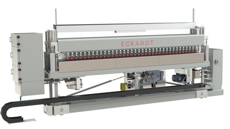 Für das Presswerk soll Eckardt Systems eine Bürstreinigungsanlage beigesteuert haben. Laut Webseite des Herstellers sind die Systeme der LBE-Reihe in eine presswerkgerechte Stahlkonstruktion eingepasst und für Materialbreiten bis 4.500 mm vorgesehen. Ohne Zugabe von Waschmittel reinigen die Anlagen Einzelformbleche, verzinkte Platinen und Tailored Blanks. Dabei entfernt das System nicht nur störende Partikel, sondern homogenisiert auch die Grundbefettung beim zu reinigenden Material und soll so zum Schutz der Umformwerkzeuge beitragen. (Bild: Eckardt Systems GmbH)