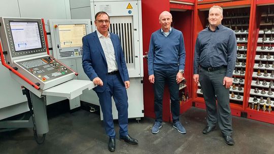 Neue Beschaffungsplattform für Werkzeuge entwickelt! Von links: Jürgen Widmann, Geschäftsführer von EVO Informationssysteme, sowie die Inhaber von Diebold Goldring und Gründer von 7tools, Hermann Diebold und Peter Schär, in ihrer Produktionshalle in Jungingen(Bild:  Diebold Goldring)