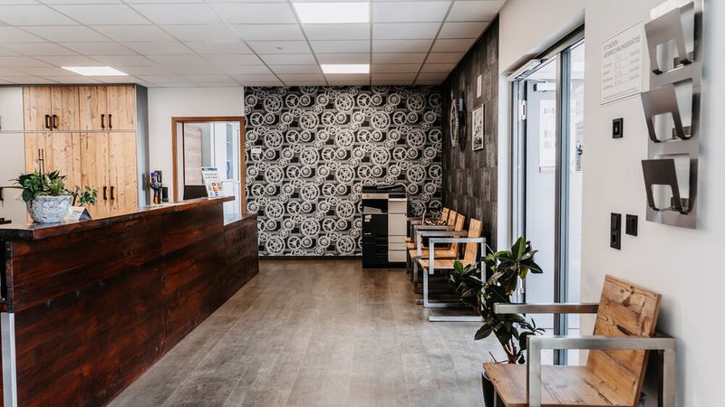 Die Annahme der Werkstatt präsentiert sich modern, hell und sauber. (Bild: Kfz-Werkstätte Michels)