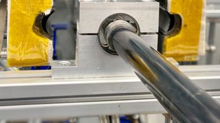 Herone hat die Intervallheißpresstechnologie für Hohlprofile adaptiert. Mit dem Continuous Blow Molding Verfahren (CBM) lassen sich Faserverbund-Hohlprofile ressourcenschonend fertigen. (Herone)