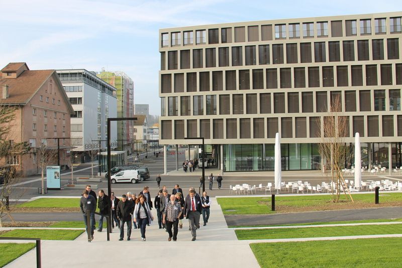 Die erste Gruppe auf dem Weg zum Labor-Rundgang – der neue Campus im Hintergrund. (Bild: Virtuelle Fabrik)