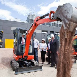 Nach dem klassischen Spatenstich kam die technische Variante mit Minibagger als „Spatenstich“ zum Einsatz. Im Bild Thomas Kaeser,  Alf Luthardt (Baufirma), Tina-Maria Vlantoussi-Kaeser, IHK-Präsident Friedrich Herdan und Oberbürgermeistern Norbert Tessmer.