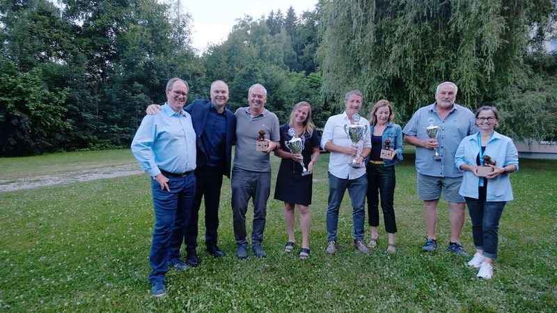 Siegerehrung der Sonderprüfung „Nürnberger Versicherung“: (v.l.) Andreas Brachem (Geschäftsführer Innung München und Oberbayern), Christian Stettner (Nürnberger Versicherung) Dirk Weinzierl und Silvia Rogler (2. Platz), Markus und Marion Steininger (1. Platz) und Franz und Kitti Kettel (3. Platz). (Bild: Zietz - VCG)