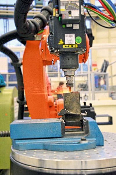 Im Bild zu sehen ist eine adaptive Fräsbearbeitung von Superlegierungen/Nickelbasislegierungen am Beispiel einer Turbinenschaufel. (Fraunhofer-IPK)