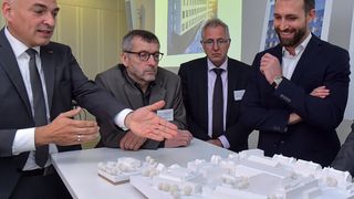 Ulrich S Schubert (CEEC Jena), Jenas Uni-Präsident Walter Rosenthal, Bernd Ebersold vom Thüringer Wissenschaftsministerium und Architekt Hubert Juranek  (v.l.n.r.) vor dem Modell der Neubauten für das Center for Energy and Environmental Chemistry Jena II an der Friedrich-Schiller-Universität Jena.  (Jürgen Scheere/FSU)
