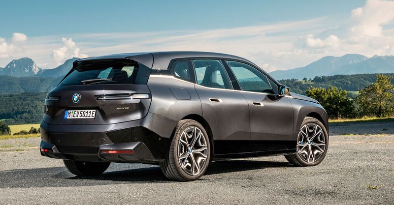 Die zerklüftete Karosse des iX ist mit 4,95 Meter Länge, 1,97 Meter Breite und 1,70 Meter in der Höhe sehr ausladend dimensioniert. (Bild: Autoren-Union Mobilität/BMW)