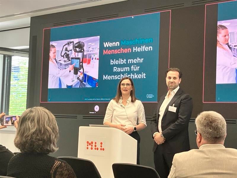 Kerstin Wagner, Co-CEO und COO, sowie Wassim Saeidi, Gründer und CEO der United Robotics Group, geben einen Überblick über den Status Quo und die Zukunftsperspektiven von Robotik im Gesundheitswesen.  (Bild: © Serina Sonsalla)
