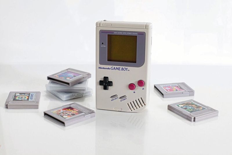 1990 auf dem deutschen Markt erschienen, entwickelte sich der Gameboy rasch zum Traum vieler Kinder. Das Daddeln unterwegs verbrauchte eine Packung Batterien nach der anderen. (gemeinfrei)