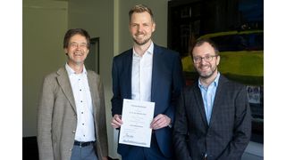 Präsentieren stolz die Urkunde zur Stiftungsprofessur (v.l.): Joachim Tödter (Senior Director Technology & Innovation Kion), Sebastian Peitz (Prof. für Informatik TU Dortmund) sowie Dr. Johannes Hinckeldeyn (Global Research Manager for Technical Logistics Kion). (Bild: TU Dortmund)