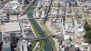 Im Chemiedreieck rund um Burghausen haben sich Industrieunternehmen, Infrastrukturbetreiber und Forschungsinstitute zusammengeschlossen, um einen Weg hin zur Klimaneutralität für die Region zu entwerfen.  (Achim Zeller/ Wacker)