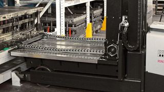 Der Transportwagen RWA 4000 für Lasten bis 4 Tonnen und die Regalanlage mit acht Werkzeugplätzen. (Bild: Römheld)