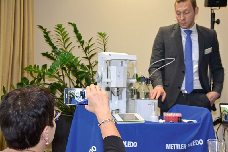 Waagen-Fachmann Pascal Weinelt von Mettler Toledo zeigte während seines Vortrages die Vorteile einer automatisierten, gravimetrischen Verdünnungsreihe auch live am Gerät.  (LABORPRAXIS/Ottleben)