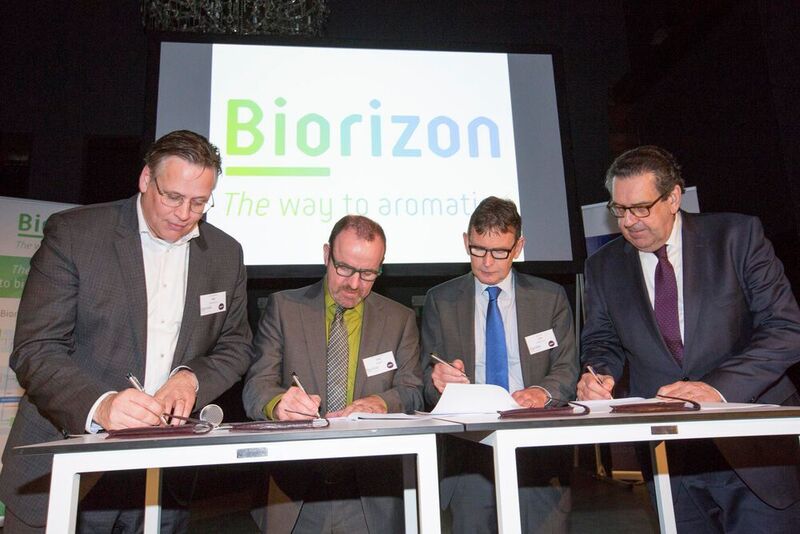 Signature of the agreement by: Peter Wolfs — Director Sustainable Chemical Industry TNO, Bruno Reyntjens — Commercial Director VITO, Jaap Kiel — Program development manager biomass ECN & Bert Pauli — Vice governor Province of North Brabant (Stefan De Wickere/ Biorizon)