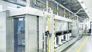 Ein neuer Labordosierautomat unterstützt die Mitarbeiter des neuen Lean Labs am BASF-Standort Münster (Ausschnitt) (www.ralfbaumgarten.de / BASF)