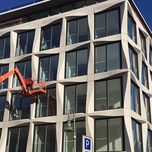 Glasbrüstung mit Betonelementen.(Bild:  PGG Gerstner)