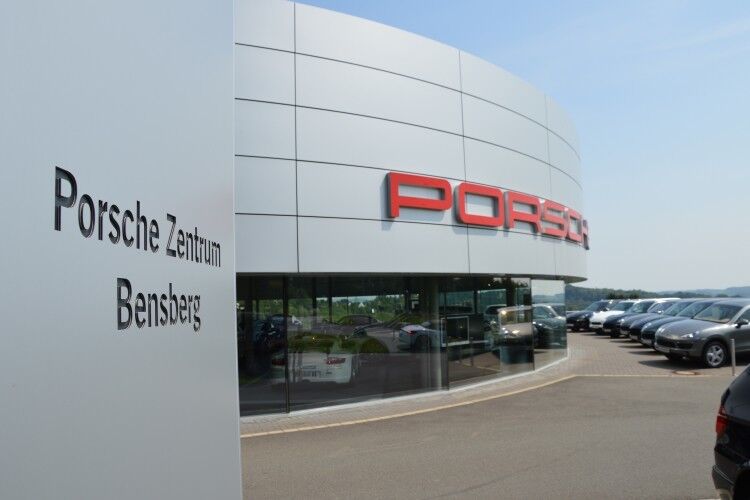 Seit 2010 in neuer CI: das Porsche-Zentrum Bensberg. (Foto: Achter)