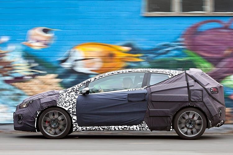 Die Basis für die GT-Modelle bilden der dreitürige ProCee´d und der Fünftürer Cee´d. Optisch unterscheiden sich die GT-Modelle unter anderem im neu gestaltetem Kühlergrill, den Scheinwerfereinheiten und dem tiefer gezogenen Stoßfänger. Außerdem sind 18-Zoll-Leichtmetallfelgen, rote Bremssättel und spezielle Lackierungen erhältlich. (Foto: Kia)
