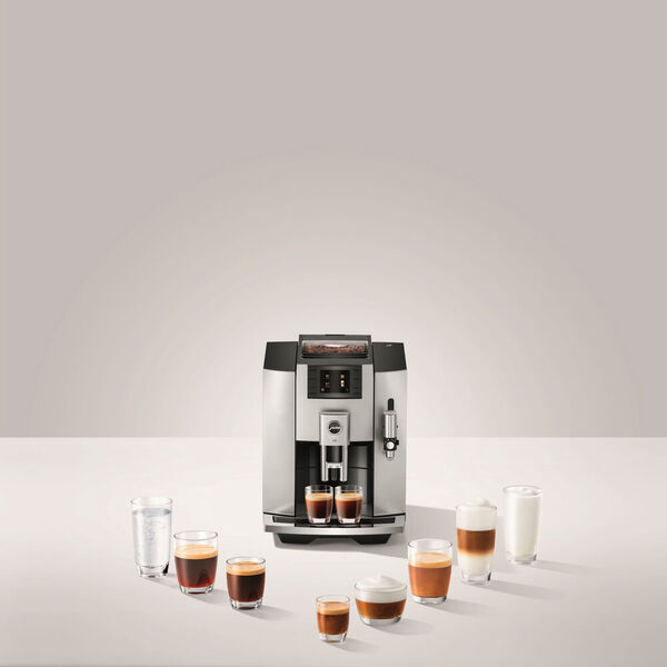 Der intelligente Kaffeevollautomat E8 von Jura kommt mit neuem Design und neuem Fluidsystem und kann 17 verschiedene Kaffeespezialitäten zubereiten. Er bietet außerdem die Zusatzfunktion „ExtraShot“ für intensiveren Geschmack. (Ab 999 Euro UVP) (Bundesverband Technik des Einzelhandels e.V. (BVT))
