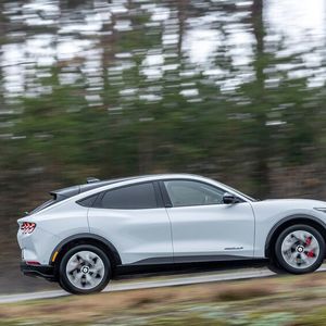 Lieferbar ist der elektrische Mustang sowohl mit Heck- oder Allradantrieb und mit einer Leistung von 198 kW (269 PS) bis 258 kW (346 PS).(Bild:  Ford)