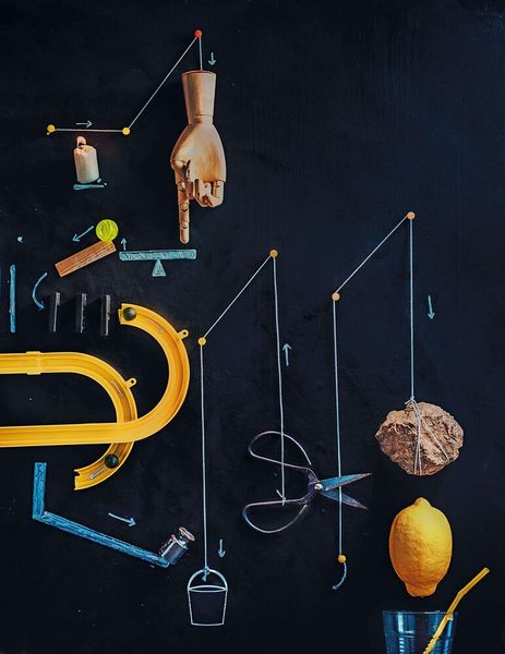 Eine Rube-Goldberg-Maschine verrichtet eine bestimmte Aufgabe mit vielen unnötigen Prozessen. (Dina – adobe.stock.com)