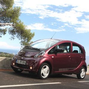 Stolzer Preis: Der Mitsubishi-Stromer i-MiEV kostet 34.390 Euro. Vor allem deshalb wohl gehen die ersten 600 Exemplare nicht an Privatkunden sondern an Flottenabnehmer wie Kommunen und Behörden.