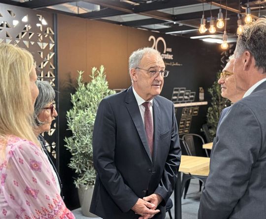Der offizielle Besuch von Bundespräsident Guy Parmelin war von zahlreichen Gesprächen an verschiedenen Ständen geprägt.(Bild:  EPHJ)