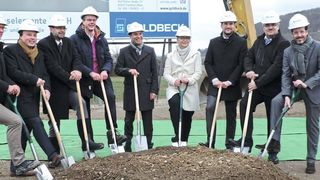 Spatenstich im Gewerbegebiet Weidenhecken in Wörth am Main: Thomas Wind, Andreas Fath, Jens Marco Scherf, Andreas Leister, Steffen Herter, Caroline Lagemann, Maximilian Crößmann, Holger Vogt und Wolfgang Dievernich (v.l.). (R+W Antriebselemente)