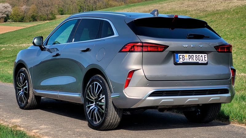 Das sorgt für mehr als ordentliche Fahrleistungen trotz 2,4 Tonnen Leergewicht. Der Sprint auf 100 km/h gelingt in 5,0 Sekunden. Selbst im EV-Modus bewegt man das Auto noch recht zügig und kann auf der Autobahn problemlos zum Überholsprint ansetzen.  (Bild: Wehner - VCG)