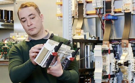 (Angewandte Forschung: Der Prototyp der Schnellladesäule vereint von der Softwareprogrammierung bis zur Platinenfertigung das Know-how des Fachbereichs. Bild: Rittal/Eplan)