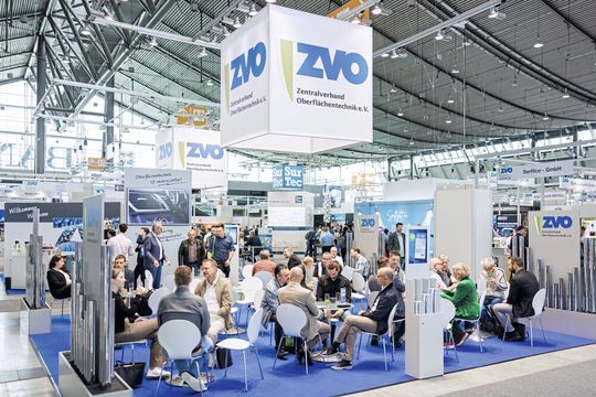 Mit dem ZVO (Zentralverband der Oberflächentechnik e.V.) und der VDMA-Fachabteilung für Oberflächentechnik stehen der «SurfaceTechnology Germany» zwei starke Verbandspartner zur Seite. Der ZVO ist mit einem Gemeinschaftsstand mit rund 60 ausstellenden Unternehmen vertreten.(Bild:  Deutsche Messe AG)