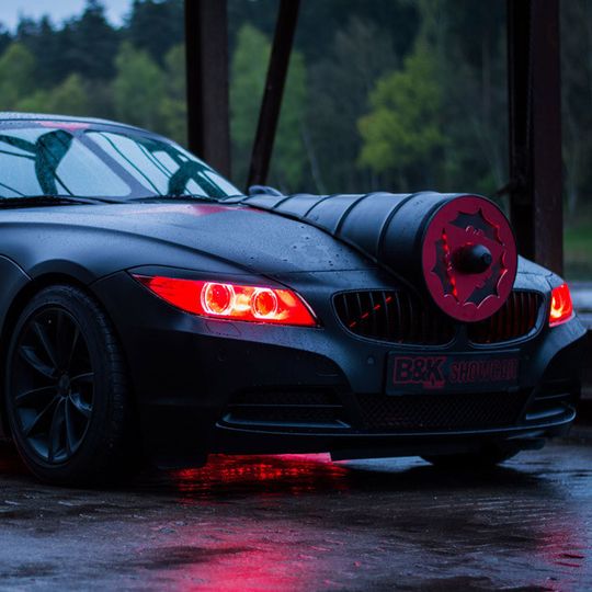 Das hätte Batman gefallen: Die B&K-Filiale Uelzen hat aus einem BMW Z4 ein Batmobil gemacht.(Foto:  Wellergruppe)