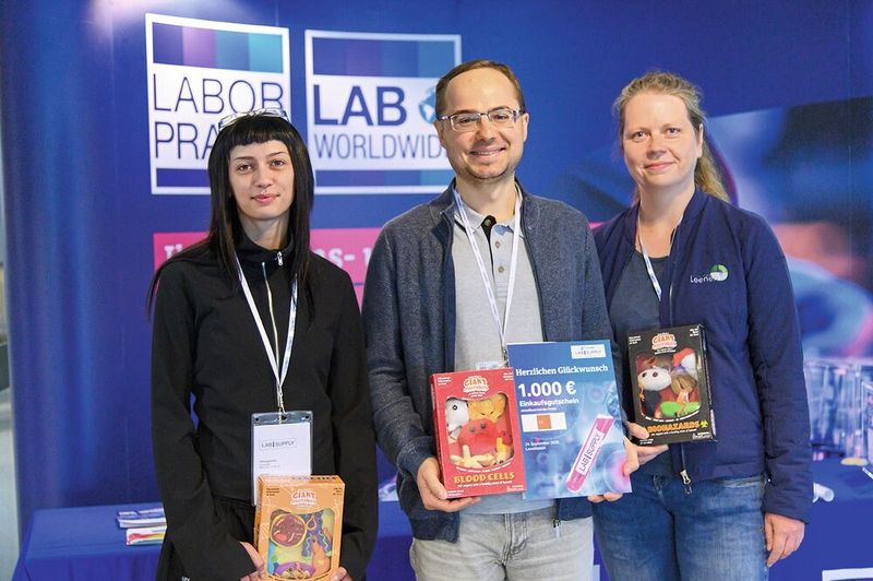 Und um 15:30 Uhr gibt es zum Abschluss wie immer das Gewinnspiel. Wer teilgenommen hat und noch vor Ort ist, kann ein Plüschmikrobenset gewinnen. Und als Hauptpreis sogar zusätzlich den 1.000-Euro-Laborgutschein.   Mehr Infos zu den kommenden LAB-SUPPLY-Messen finden Sie auf www.lab-supply.info (Bild: Stefan Stark)