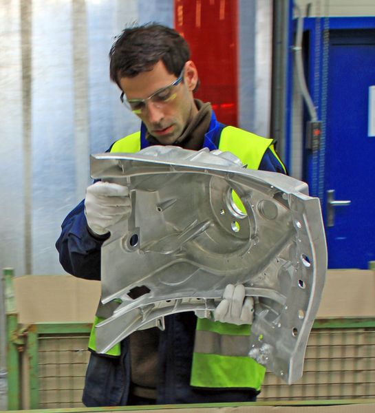 Bei der Schlussinspektion dieses fertig bearbeiteten Federbeindoms für den Mercedes GLC («BR 253») kommt es auf höchste Sorgfalt an. (Klaus Vollrath)