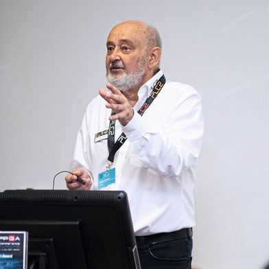 Im Element:  Auch fast 40 Jahre, nachdem sich der Elektrotechnik-Ingenieur als Berater für ASIC- und FPGA-Entwicklung selbstständig machte, hält Eugen Krassin immer noch Schulungen und Seminare zur programmierbaren Logik. (Bild: Toby Giessen)