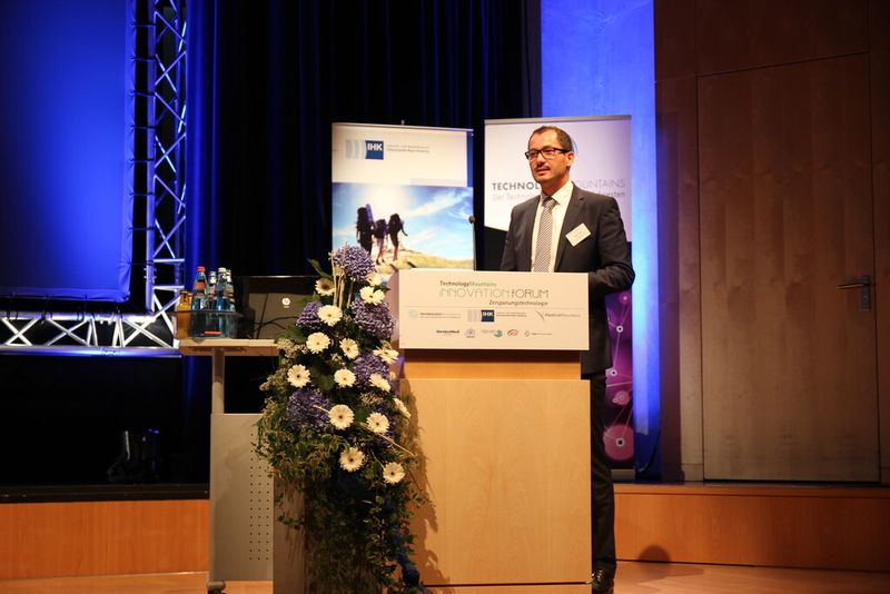 „Indem sie Ruck und Schwingungen kompensieren, ermöglichen moderne Steuerungstechniken, Werkzeugmaschinen deutlich agiler zu betreiben“, Peter Topol, Dr. Johannes Heidenhain. (Reinhardt)