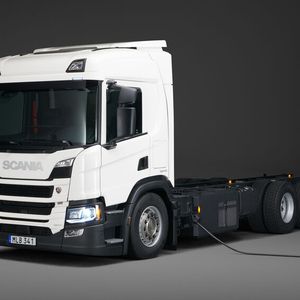 Eine weitere Zugmaschine, jedoch nur teilelektrifiziert, hat Scania ebenfalls vorgestellt, den P 360 Plug-in-Hybrid. Die Anwendungen sollen nun mit ausgewählten Kunden erpobt werden.(Bild:  Scania)