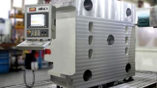 Die Bauteile werden formschlüssig mit dem 5-Achs-Modulsystem verbunden und lassen eine störkantenfreie Bearbeitung zu (keine Spannpratzen nötig). (Kipp)