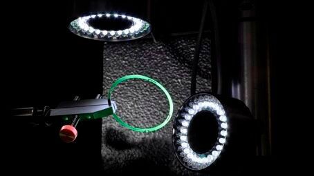 Jede hergestellte Feder durchläuft dynamische Tests und eine optische Kontrolle.(Bild:  Ressorts Industriels SA)