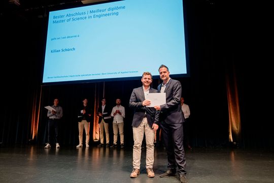 Kilian Schürch (li.), Gewinner für den besten Abschluss am Departement Technik und Informatik, mit Prof. Andreas Habegger (Leiter Master of Science in Engineering). Zudem wurde Kilian Schürch mit dem Preis für den besten Abschluss im Master of Science in Engineering ausgezeichnet.(Bild:  Matthias Käser)