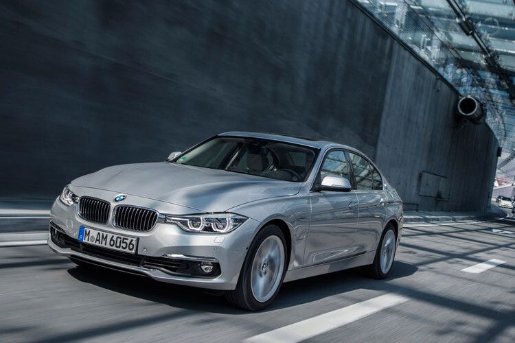 Auch den 3er hängt BMW ans Kabel: Die Systemleistung des BMW 330e liegt bei 185 kW/252 PS. Er beschleunigt in 6,1 s auf von 0 100 km/h, die Höchstgeschwindigkeit beträgt 225 km/h. Der BMW 330e soll mit weniger als zwei Litern Kraftstoff auf 100 Kilometern auskommen.  (BMW)