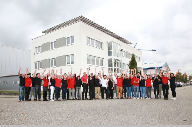 Das Team der Michael Koch GmbH vor dem „Fabrikle“ in Ubstadt-Weiher. (Boris Löffert, Oskar-Patzelt-Stiftung)