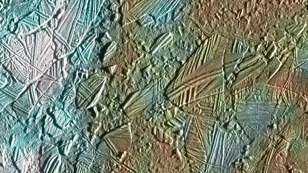 Das „chaotische Gebiet“ Conamara Chaos auf Europa: Das Bild zeigt einen Teil der Region Conamara Chaos auf dem Jupitermond Europa. Auffallend ist die zerklüfteten Eiskruste mit „Eisbergen“, die in einer Matrix aus minus 160 Grad kaltem Eis eingebettet sind, aber eine Dynamik in früherer Zeit festhält. Das Bild zeigt auch das Zusammenspiel von Oberflächenfarbe und Eisstrukturen. Die weißen und blauen Farben umreißen Gebiete, die von einem feinen Staub aus Eispartikeln bedeckt sind, die bei der Entstehung des Kraters Pwyll (26 Kilometer Durchmesser) etwa 1000 Kilometer südlich ausgeworfen wurden. An anderen Stellen hat die Oberfläche eine rötlich-braune Farbe, die von mineralischen Verunreinigungen herrührt, die vermutlich durch Wasserdampf, der bei der Zerrüttung und kurzzeitigen Öffnung der Kruste freigesetzt wurde, mitgeführt und verbreitet wurden. Die ursprüngliche Farbe der eisigen Oberfläche war wahrscheinlich ein tiefes Blau. Die Farben in diesem Bild wurden zur besseren Darstellung kontrastverstärkt. Norden ist oben. Das Bild umfasst eine Fläche von etwa 70 mal 30 Kilometern und ist ein Mosaik aus Daten der NASA-Raumsonde Galileo aus dem Jahr 1997.  (Bild: NASA/JPL/University of Arizona)